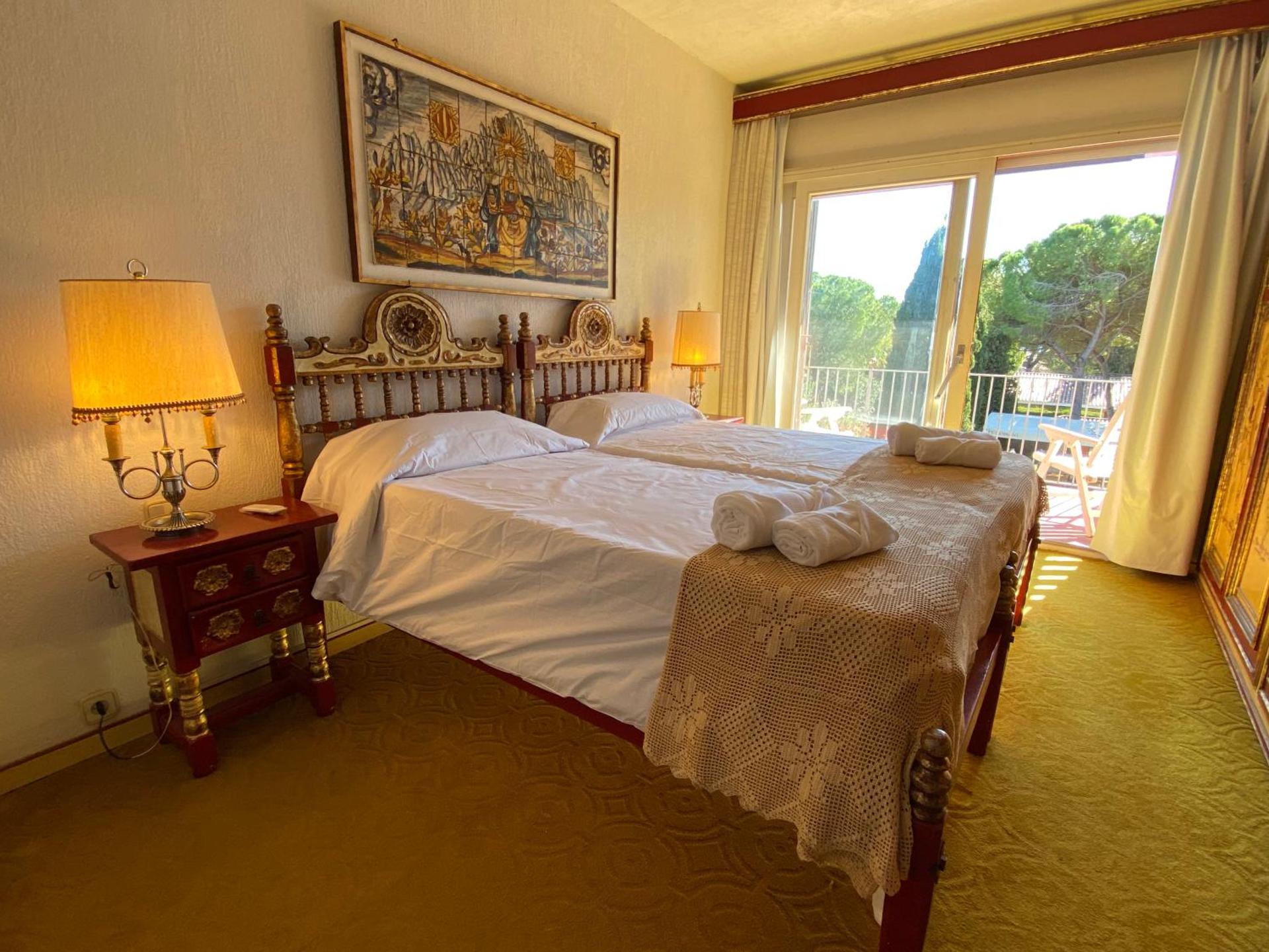 Villa Sitges El Ranch Amaizing Outdoor Areas Beaches at 5 minutes walk Sitges at 15 min drive AC Pool Jacuzzi & Garden XXL