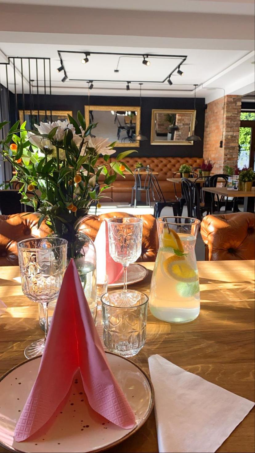 Zajazd Valentino / Listopadowa 55