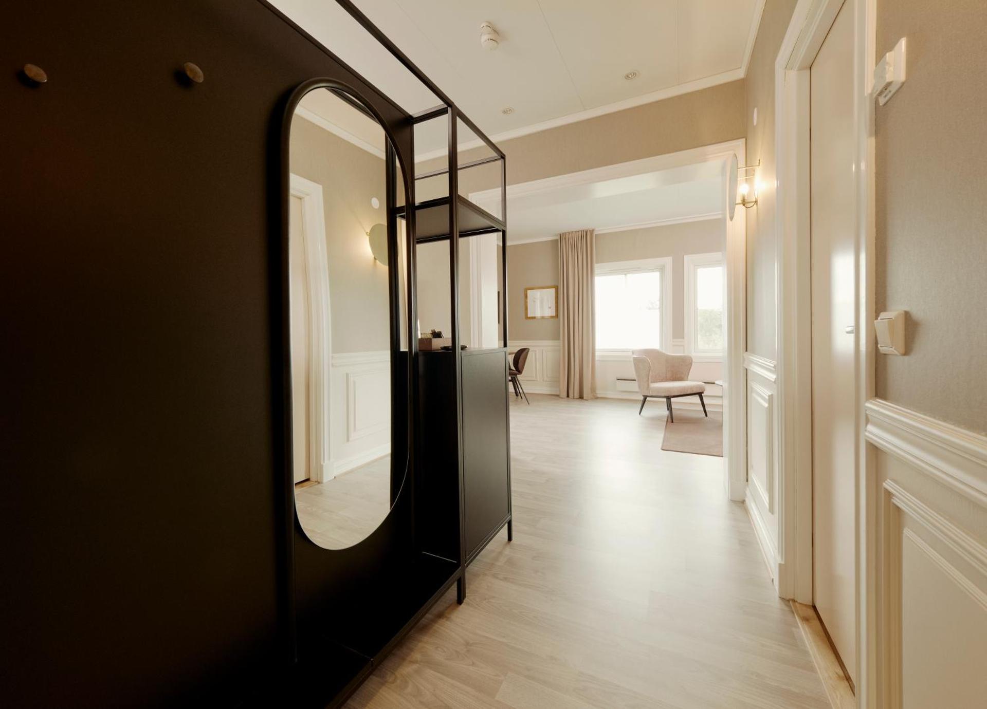 Junior Suite with direct pool access