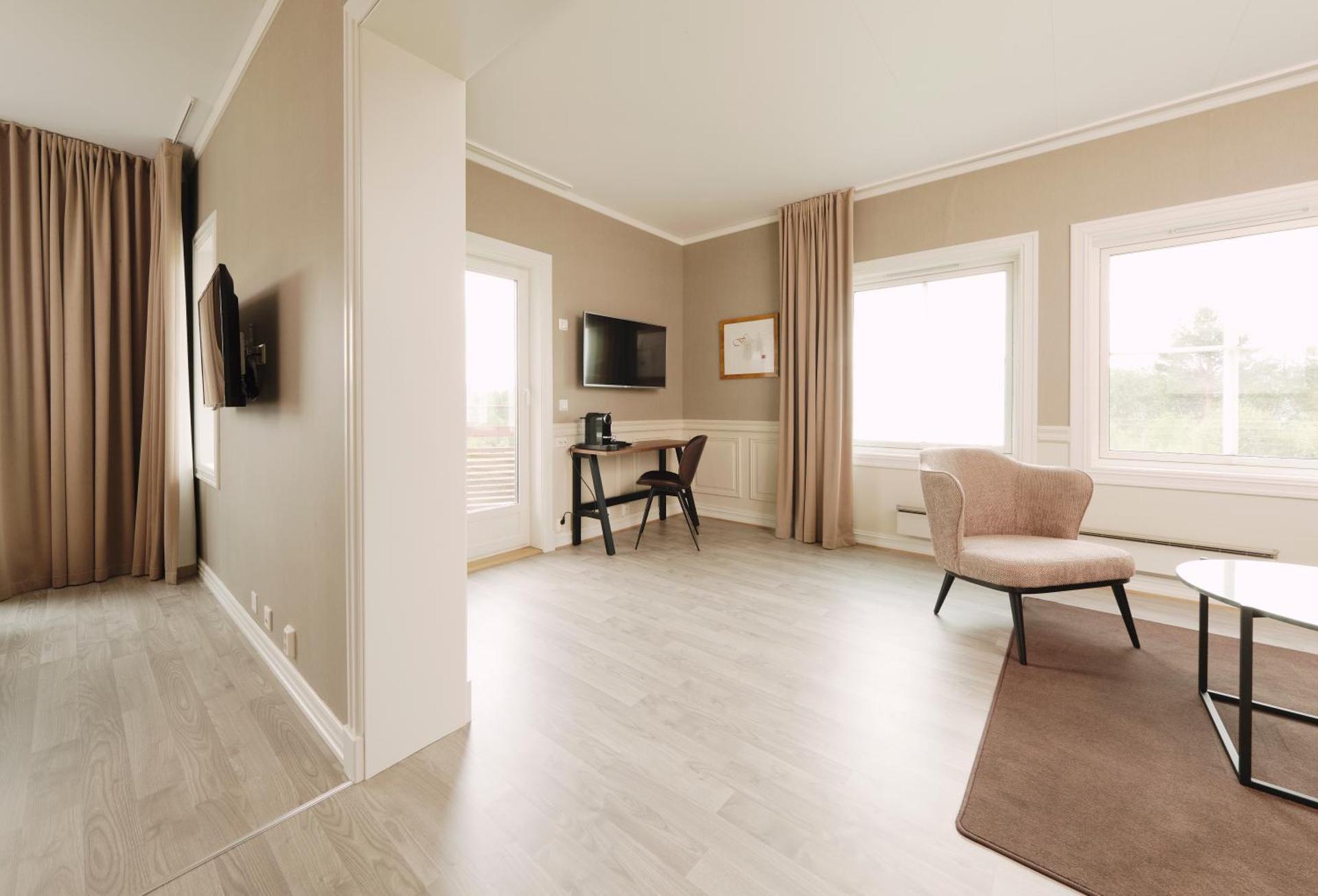 Junior Suite with direct pool access