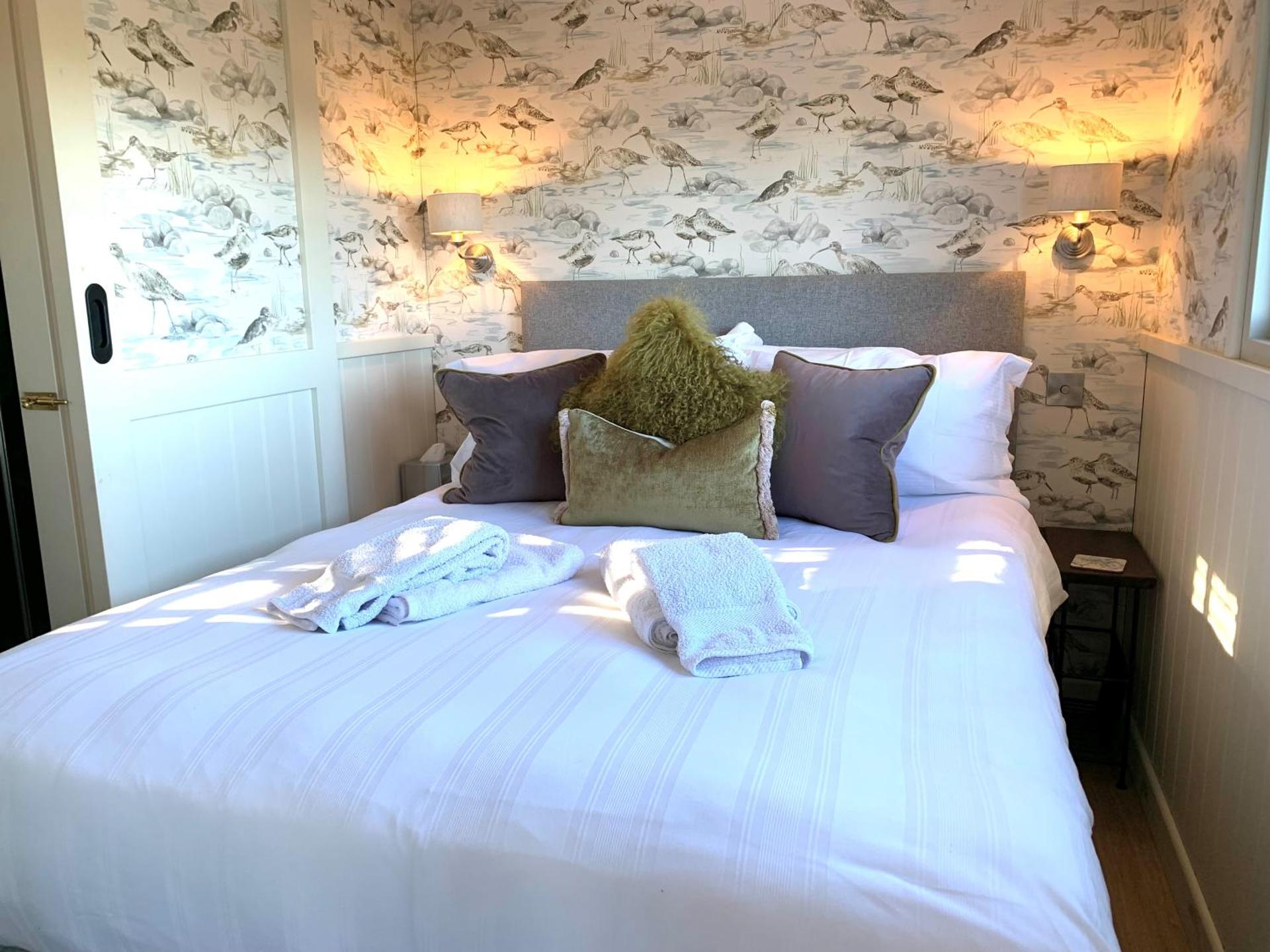 Stunning Shepherds Hut with Superb Views & Fire Pit near a Superb Gastro Pub