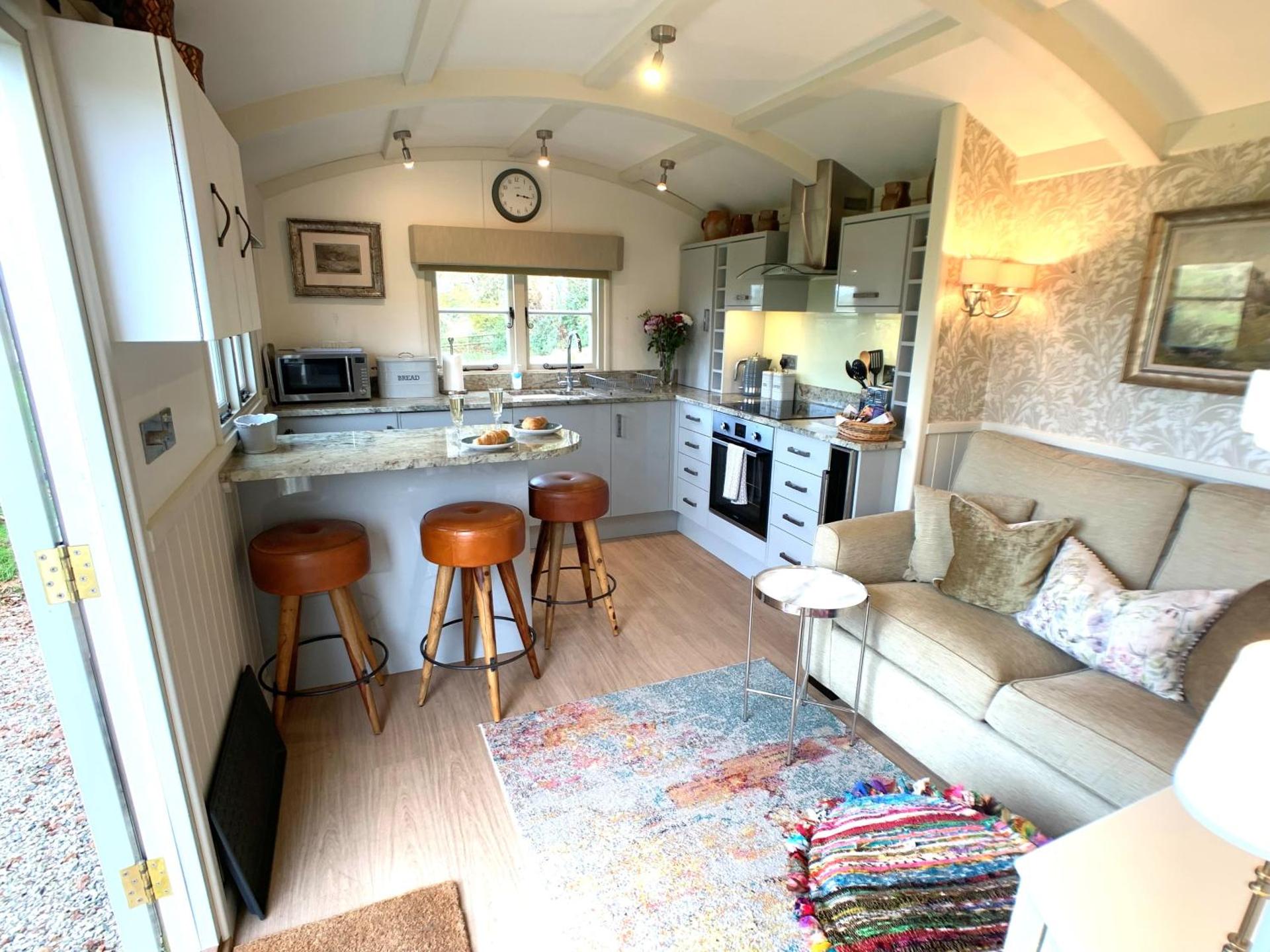 Stunning Shepherds Hut with Superb Views & Fire Pit near a Superb Gastro Pub