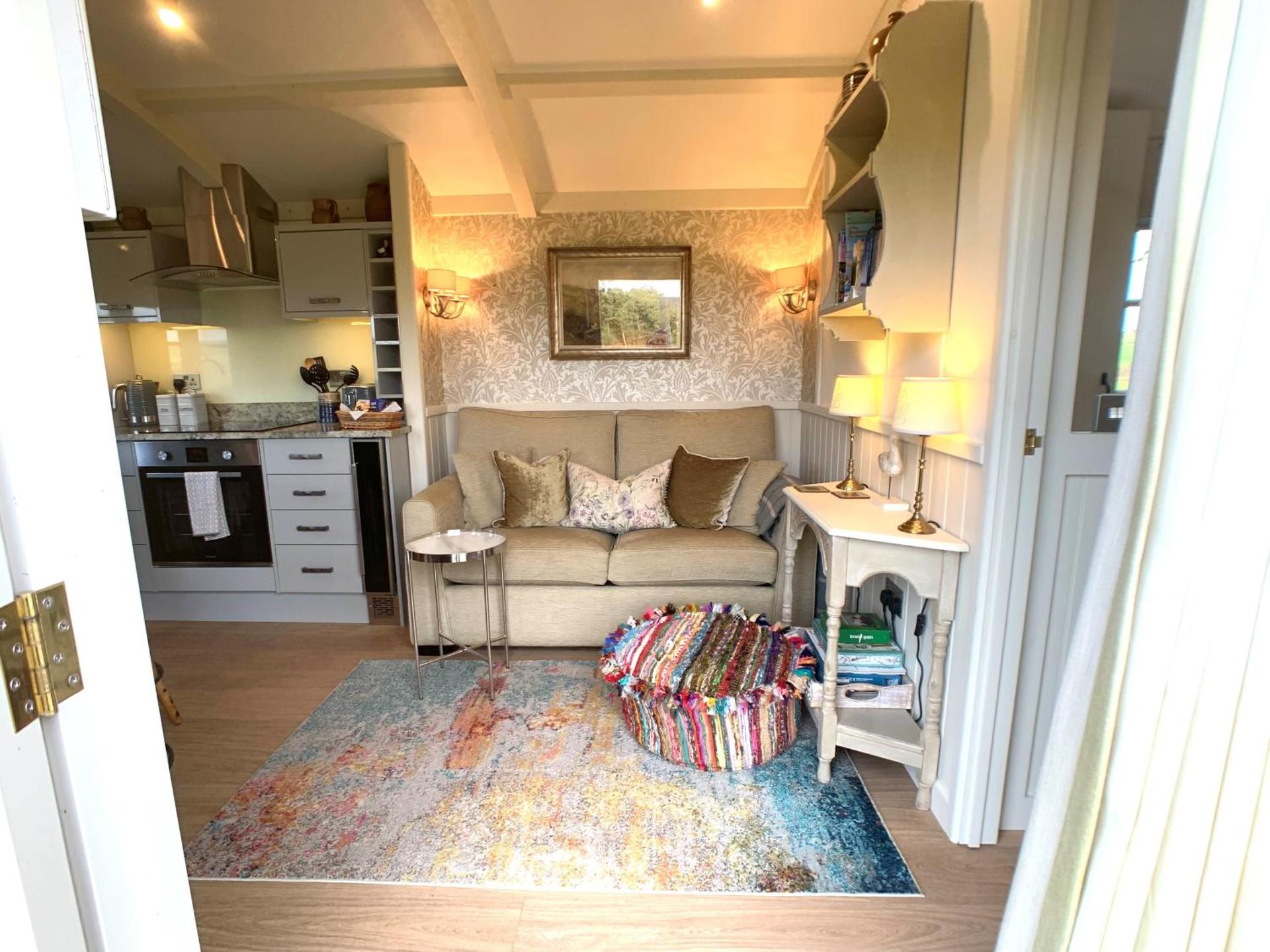 Stunning Shepherds Hut with Superb Views & Fire Pit near a Superb Gastro Pub