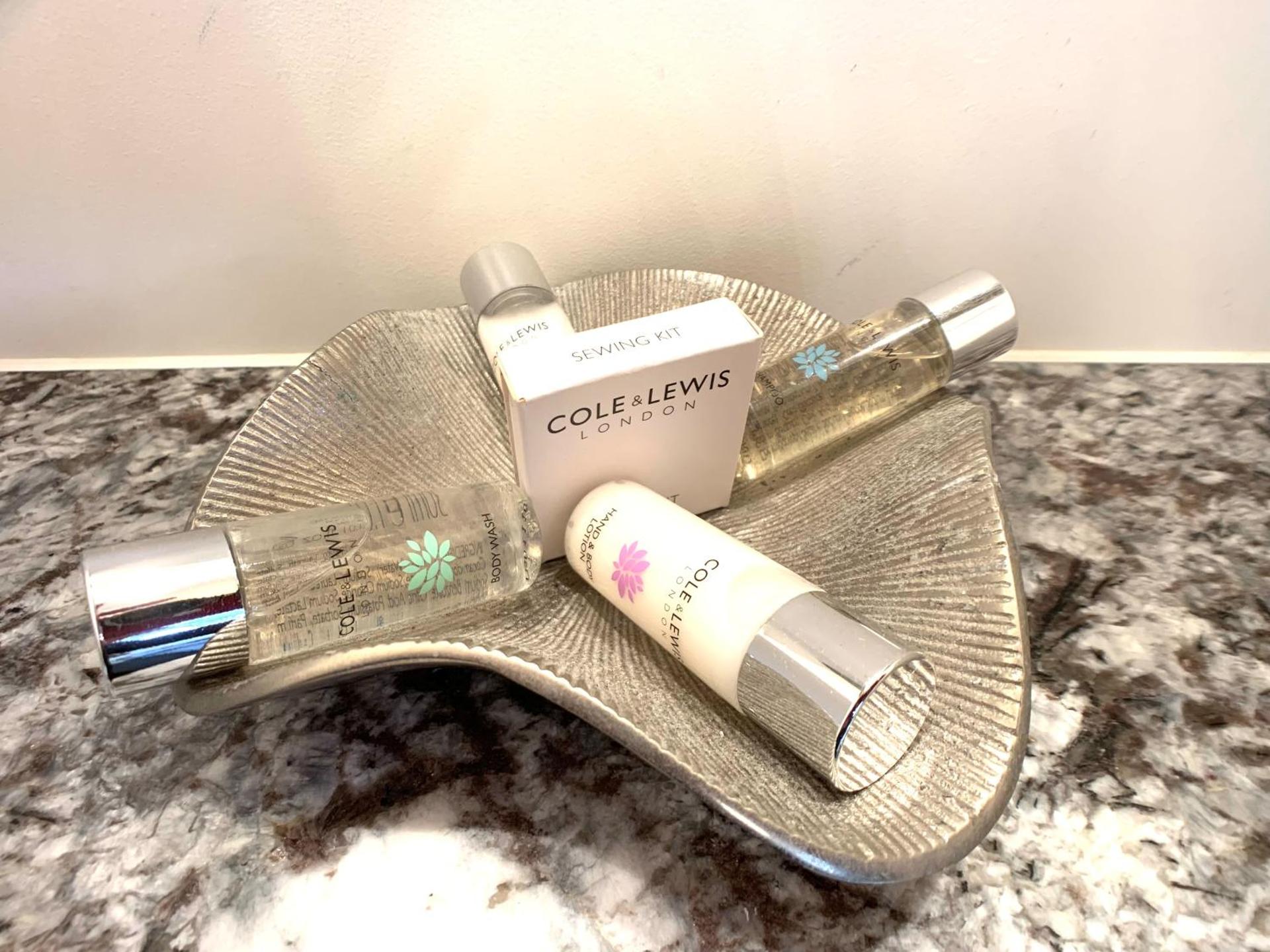 Stunning Shepherds Hut with Superb Views & Fire Pit near a Superb Gastro Pub