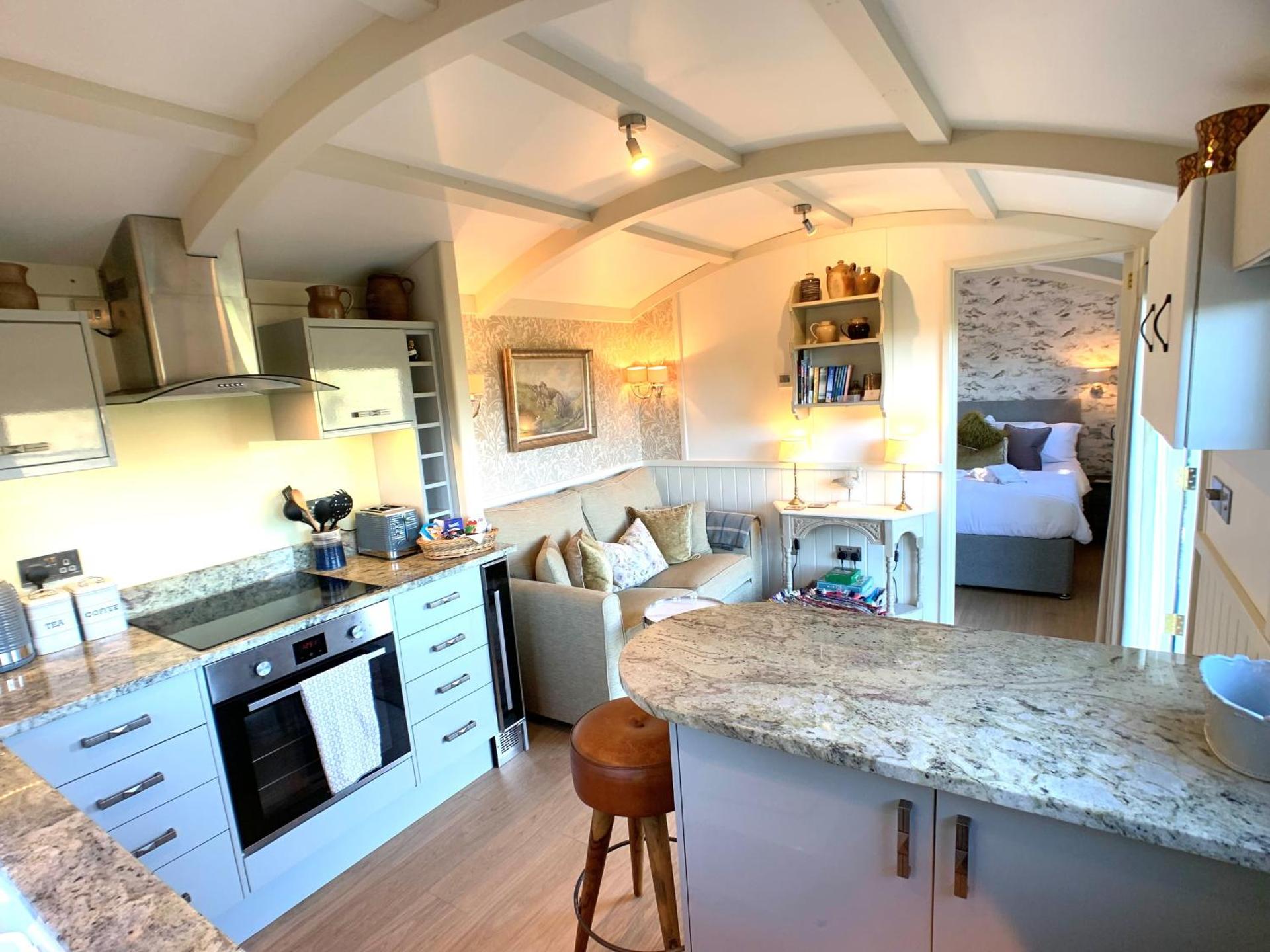 Stunning Shepherds Hut with Superb Views & Fire Pit near a Superb Gastro Pub