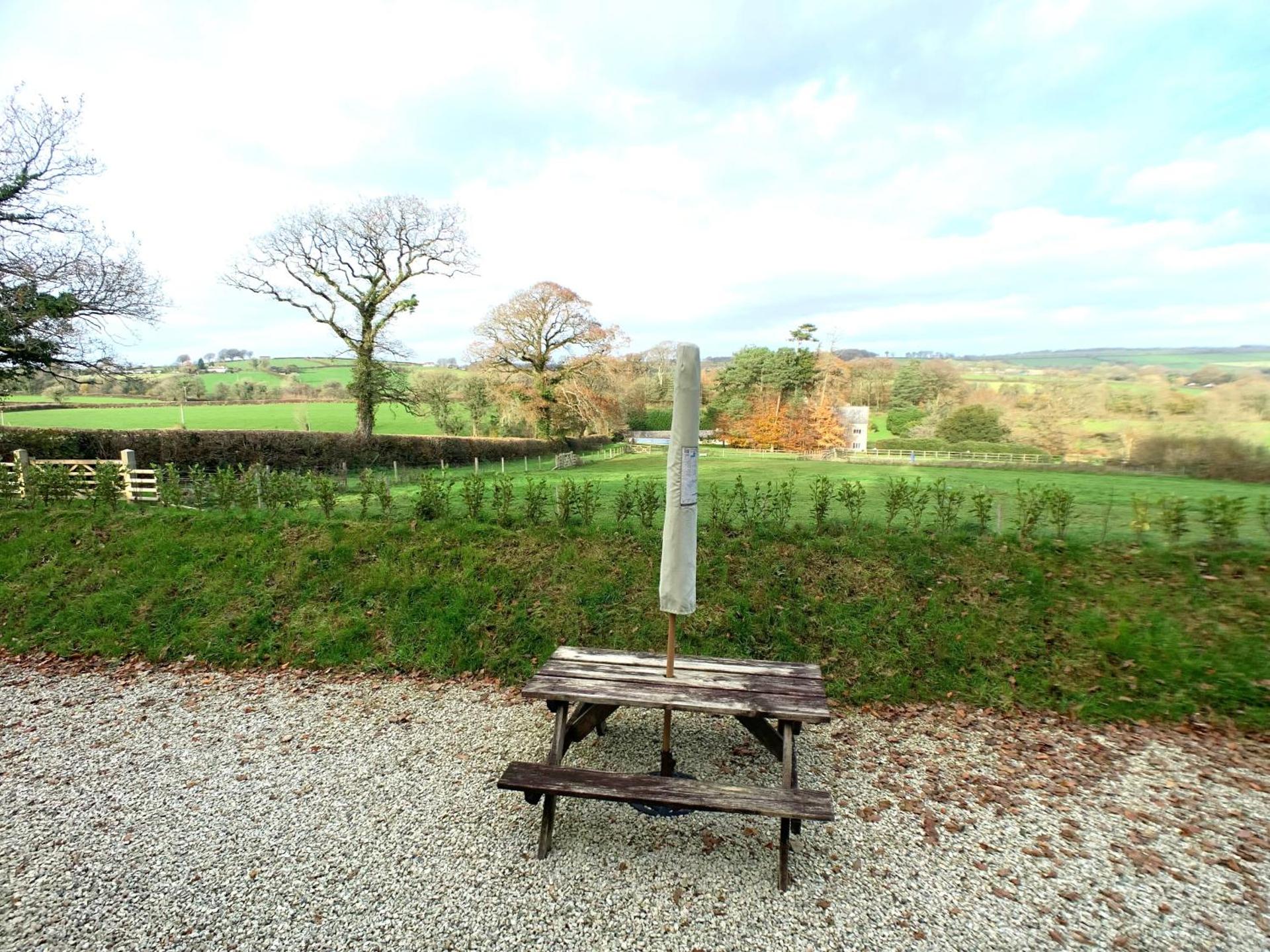 Stunning Shepherds Hut with Superb Views & Fire Pit near a Superb Gastro Pub