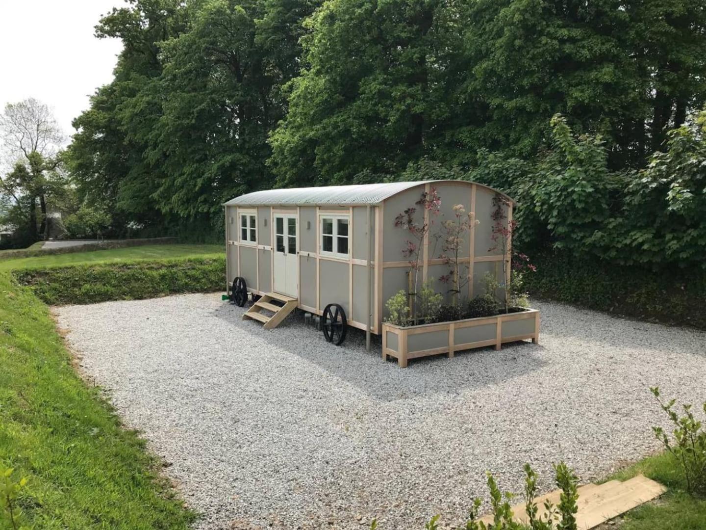 Stunning Shepherds Hut with Superb Views & Fire Pit near a Superb Gastro Pub