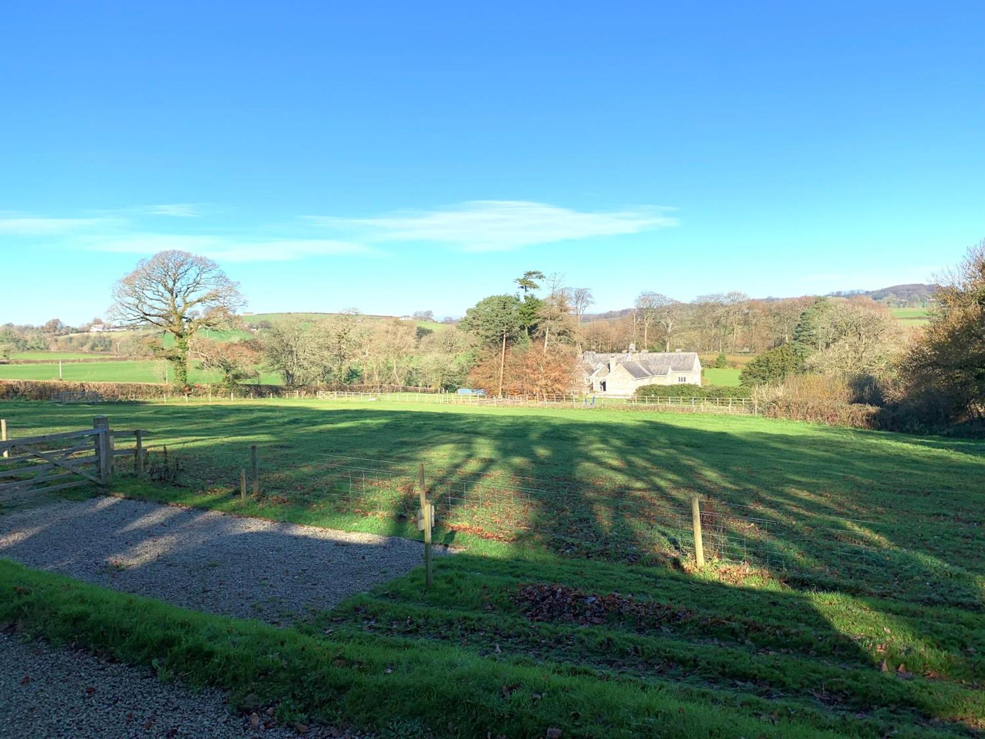 Stunning Shepherds Hut with Superb Views & Fire Pit near a Superb Gastro Pub
