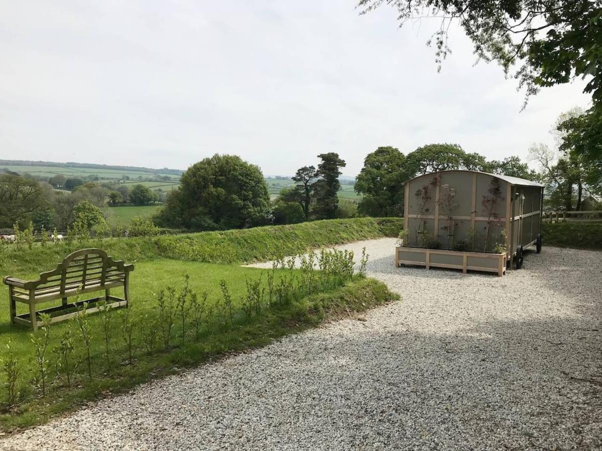 Stunning Shepherds Hut with Superb Views & Fire Pit near a Superb Gastro Pub
