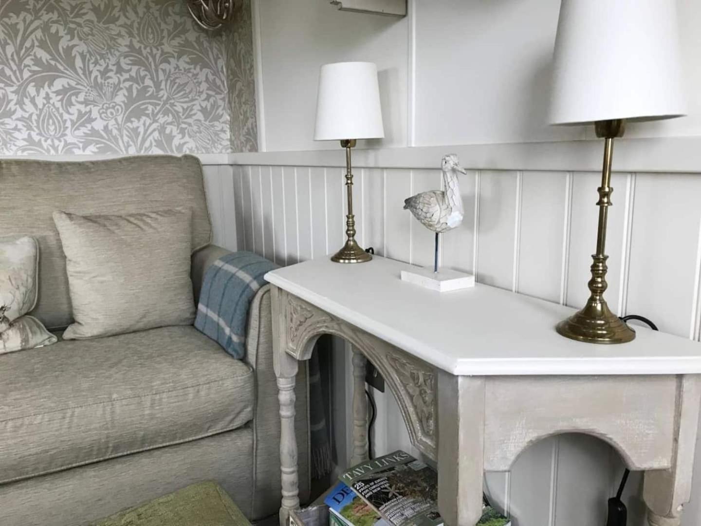 Stunning Shepherds Hut with Superb Views & Fire Pit near a Superb Gastro Pub