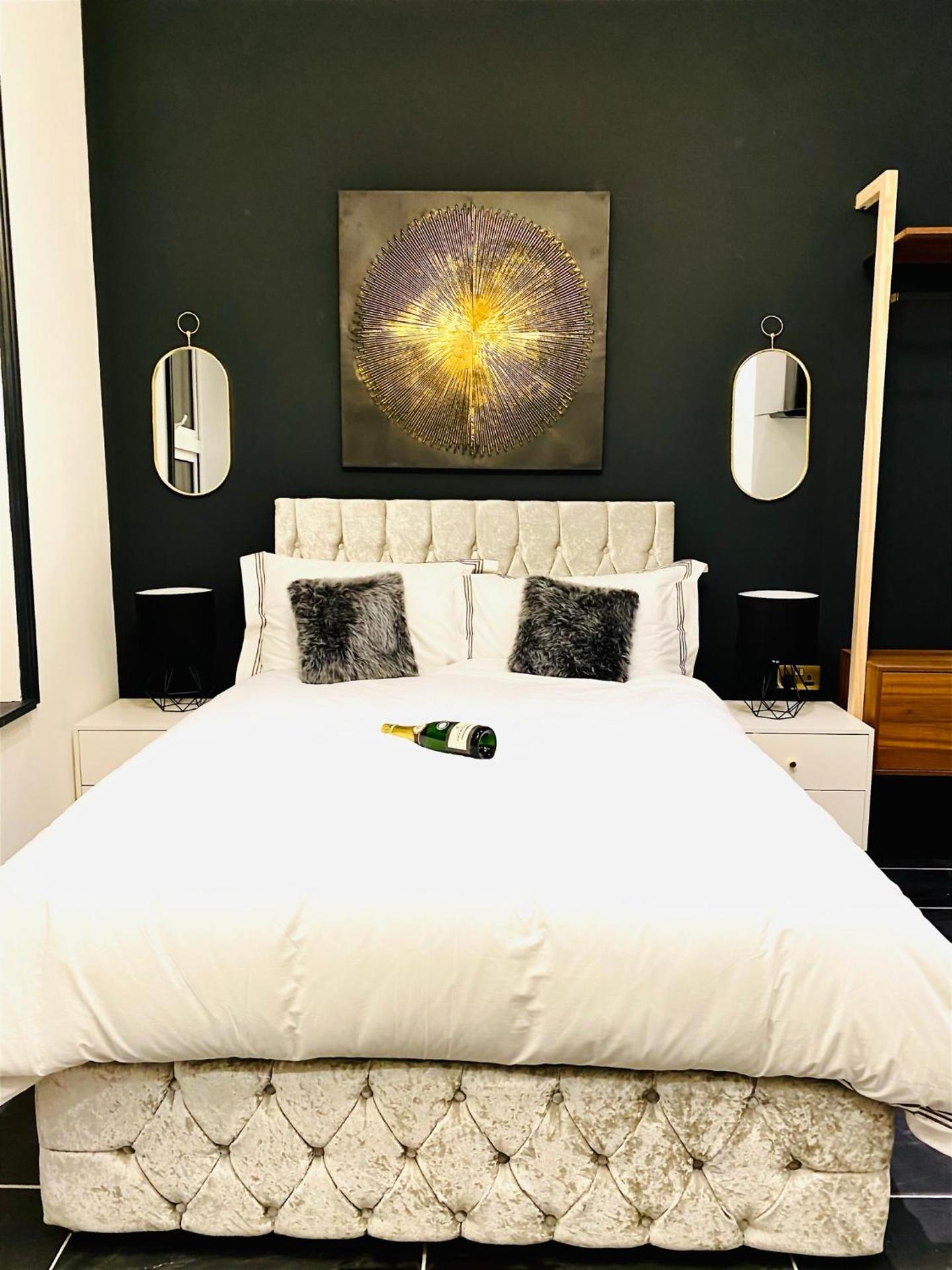 Duke and Duchess Apartments and Rooms - Private in Room Hot Tub Suites