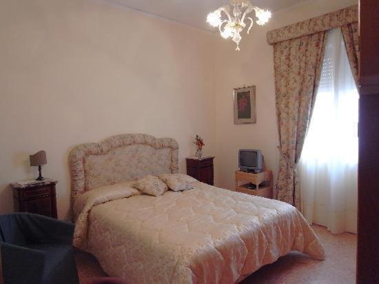 Queen Room with Shared Bathroom