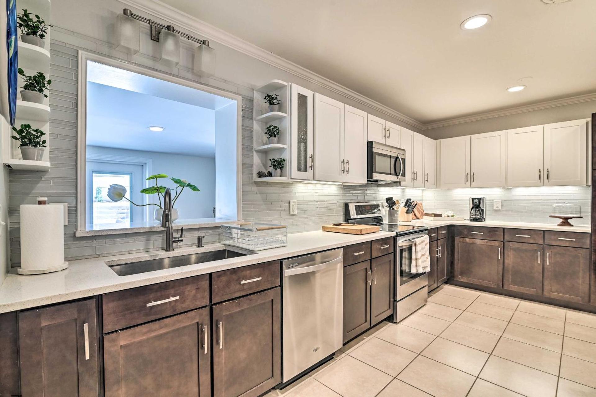 Mid-Century Modern Escape in Central Lakeland!