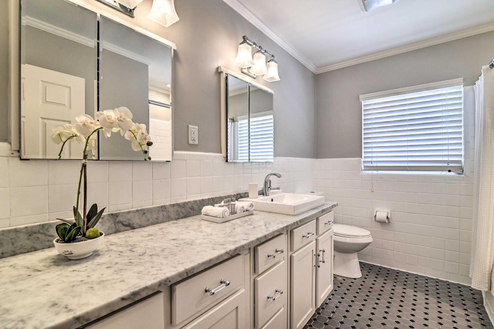 Mid-Century Modern Escape in Central Lakeland!