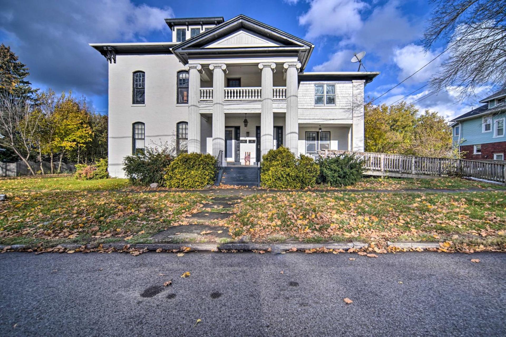 Historic Family Home 2 Mi to Lake Erie and Zoo!