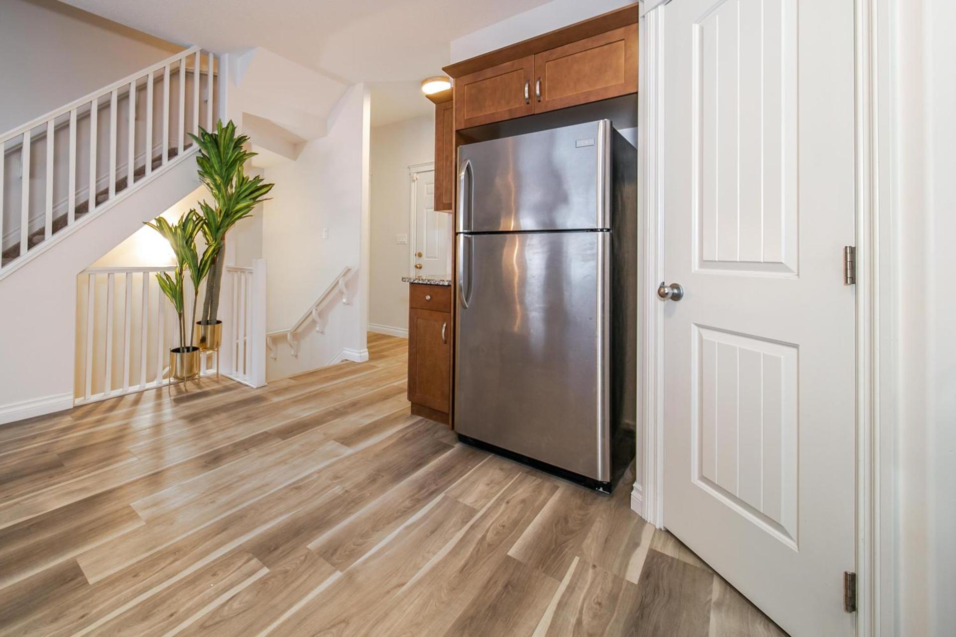 Bali Style Home - King Bed - Fireplace - Jacuzzi - Fast Wi-Fi - Free Netflix & Garage Parking