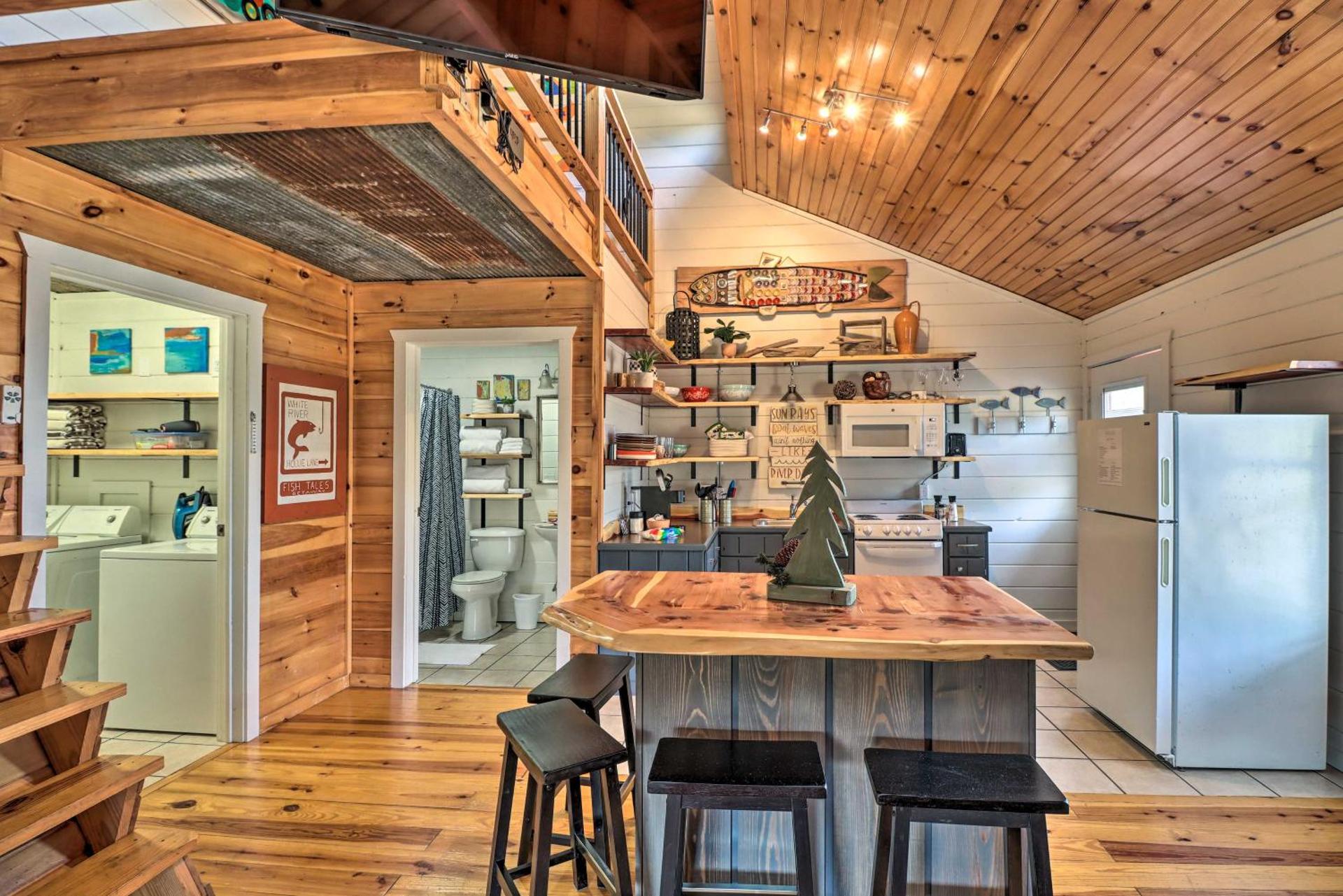 Cheery Pet-Friendly Studio with Shared Fire Pit