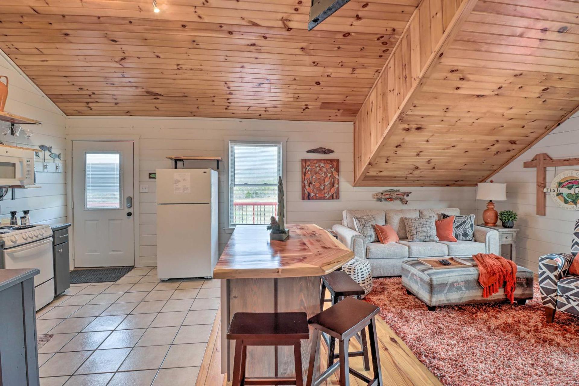 Cheery Pet-Friendly Studio with Shared Fire Pit