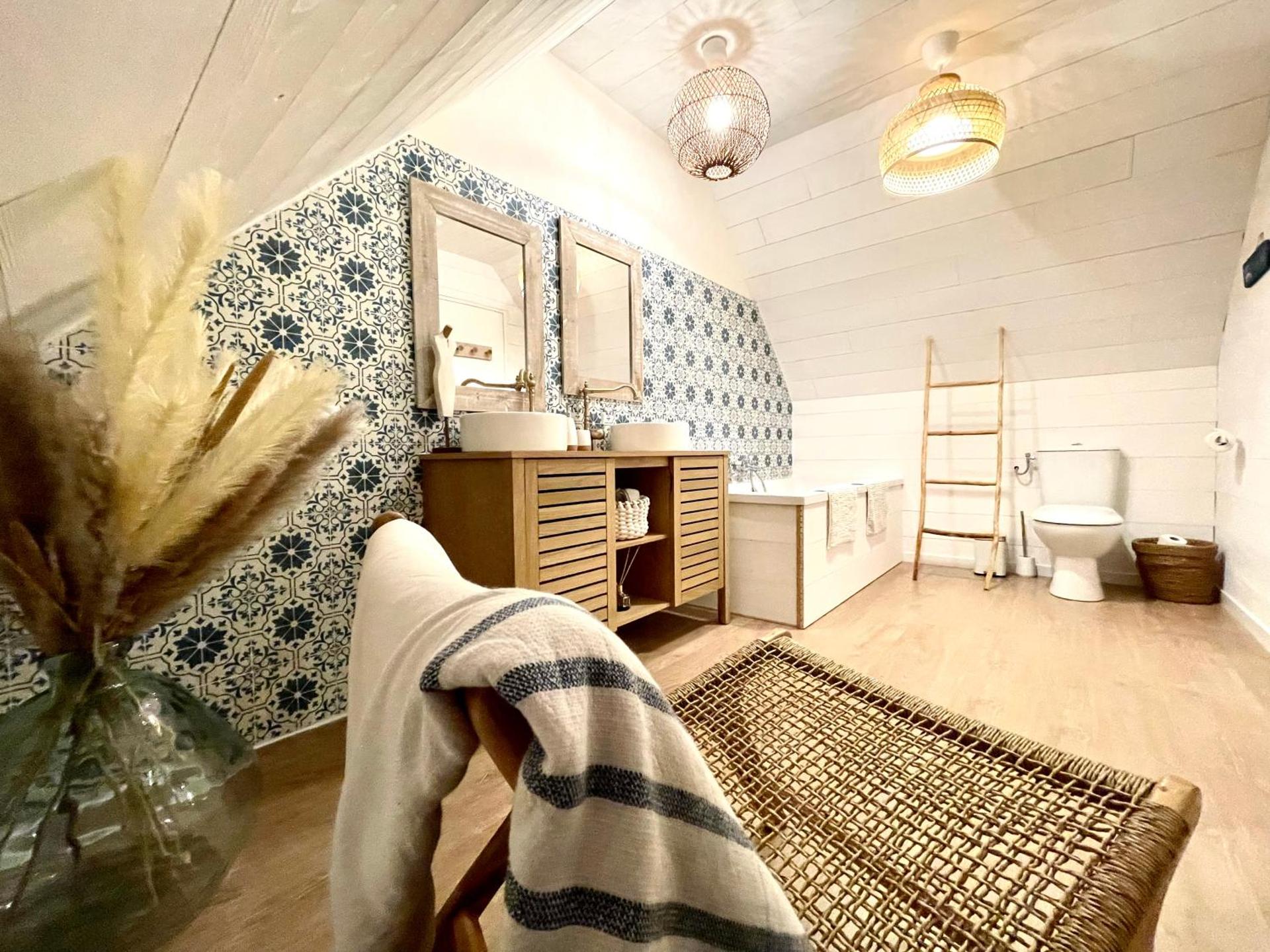 Maison Maillots et Bigorneaux, 15 pers, jacuzzi, 40m de la mer