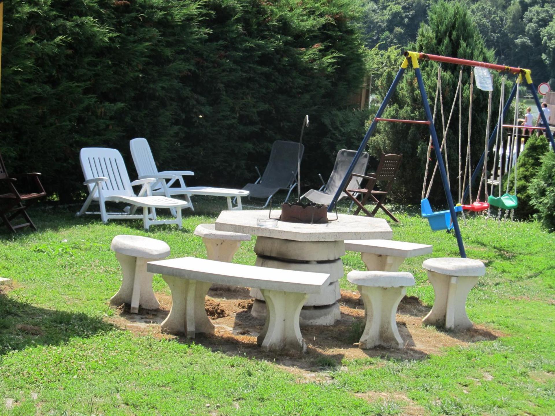 Tavi-fészek Fogadó