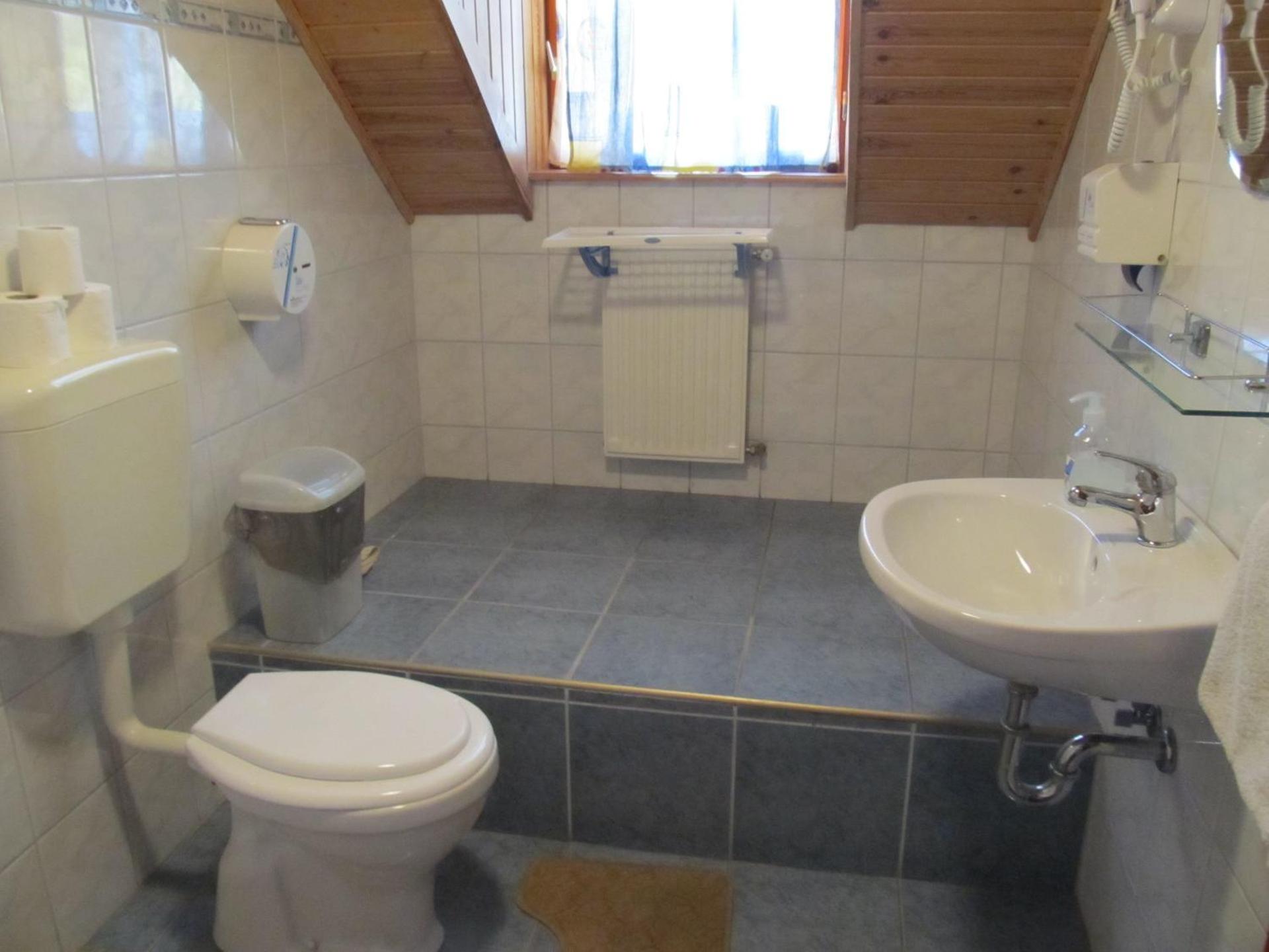 Tavi-fészek Fogadó