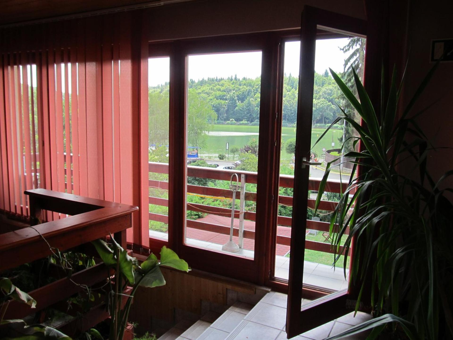 Tavi-fészek Fogadó