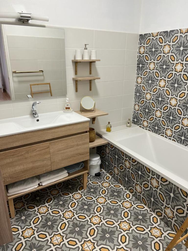 Appartement climatisé F3 proche plage port et aéroport