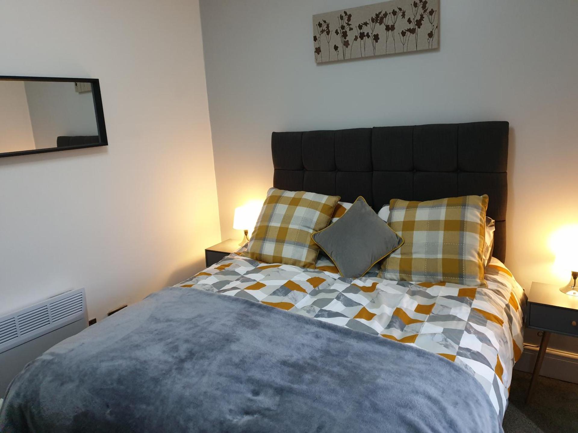 Stunning 5 bed house, 2 mins to beach and town, with free parking