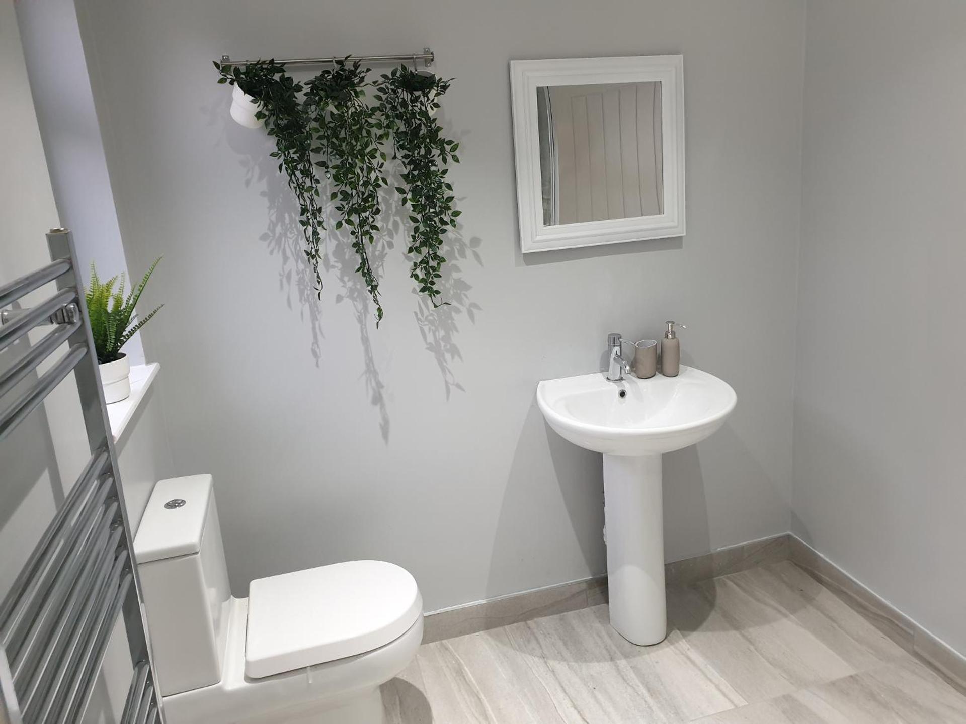 Stunning 5 bed house, 2 mins to beach and town, with free parking