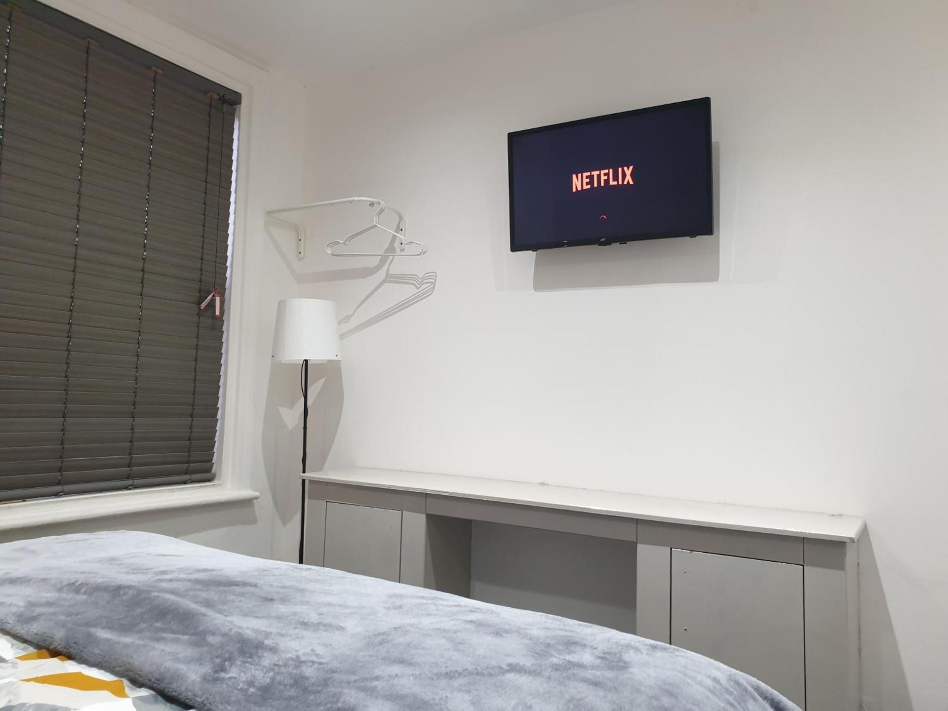 Stunning 5 bed house, 2 mins to beach and town, with free parking