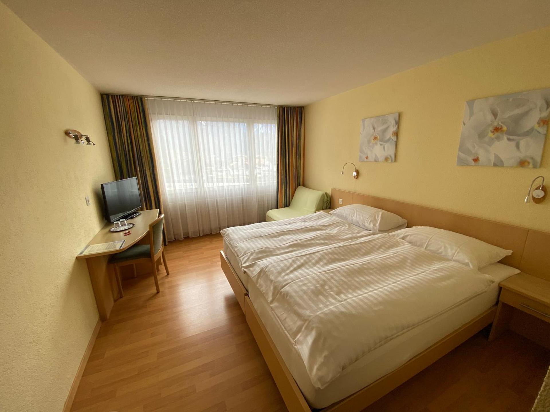 Hotel Sherlock Holmes & Khana Restaurant "nur 200 m zur Gondelbahn Hasliberg"