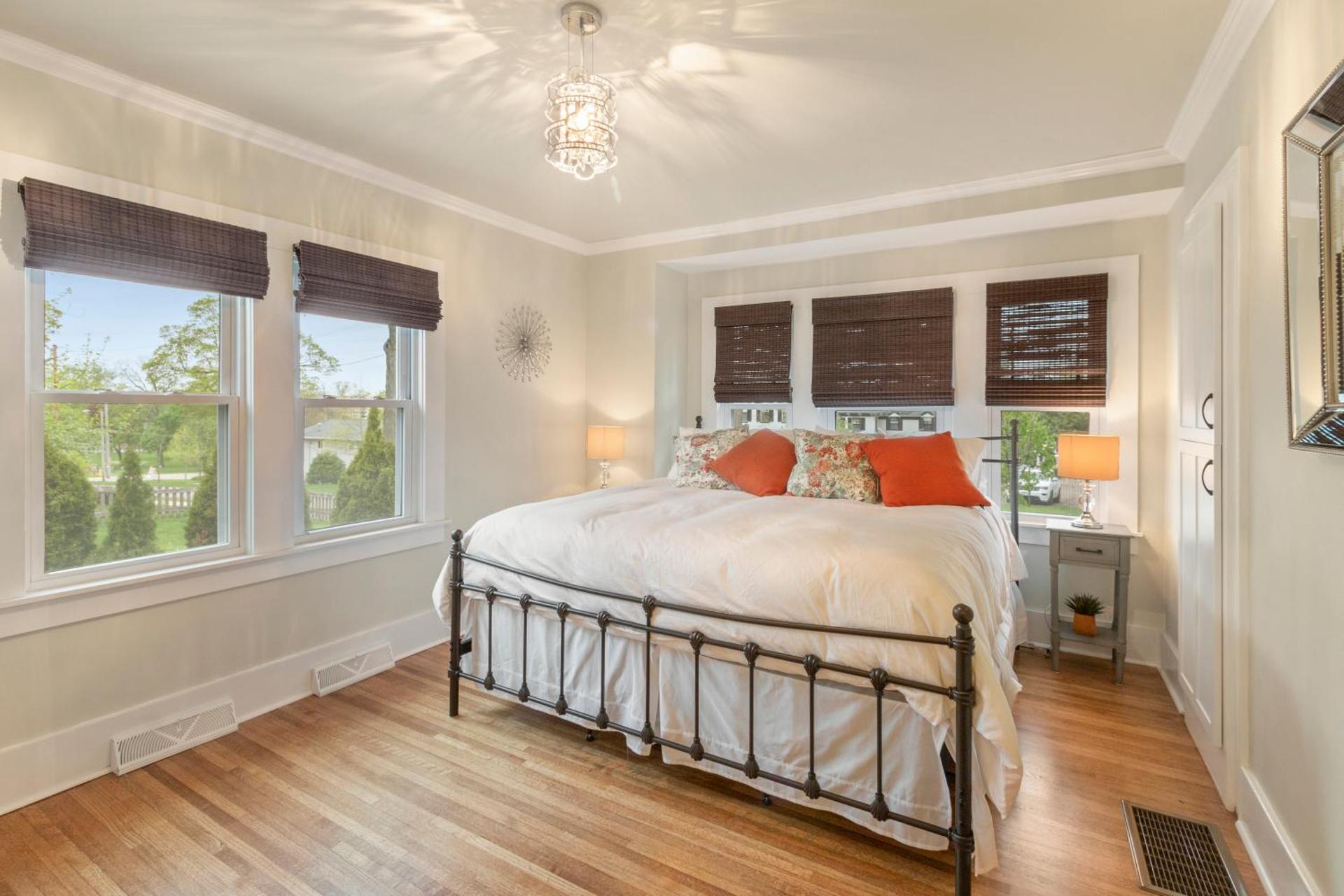 Gorgeous Downtown Bungalow, Walk Everywhere!!!