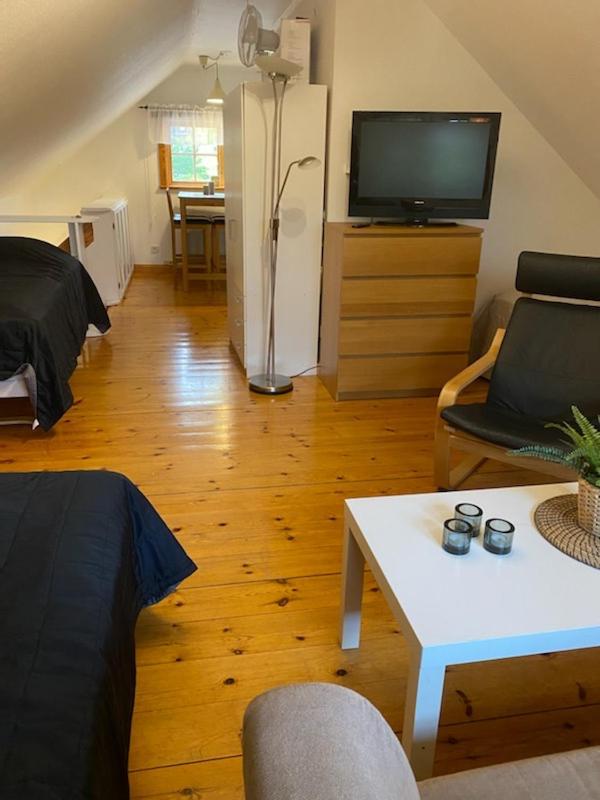 Central vindslägenhet med gratis parkering