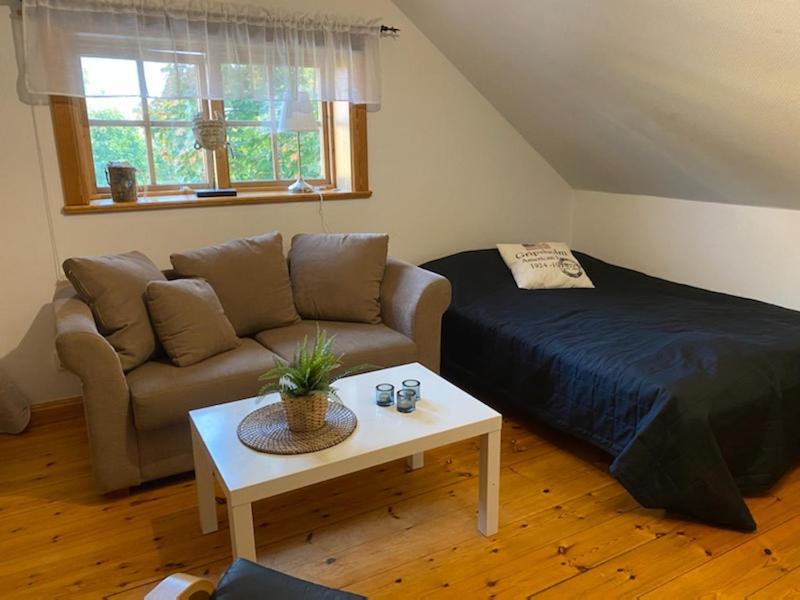 Central vindslägenhet med gratis parkering