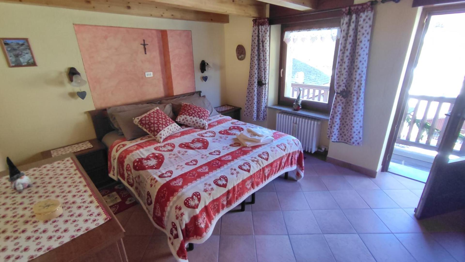 Apartment with Mountain View