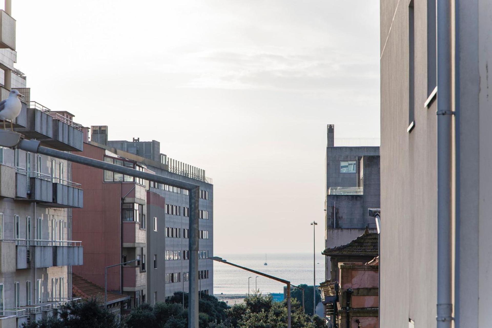 Seaside 1BR Flat w/ AC in Matosinhos by LovelyStay