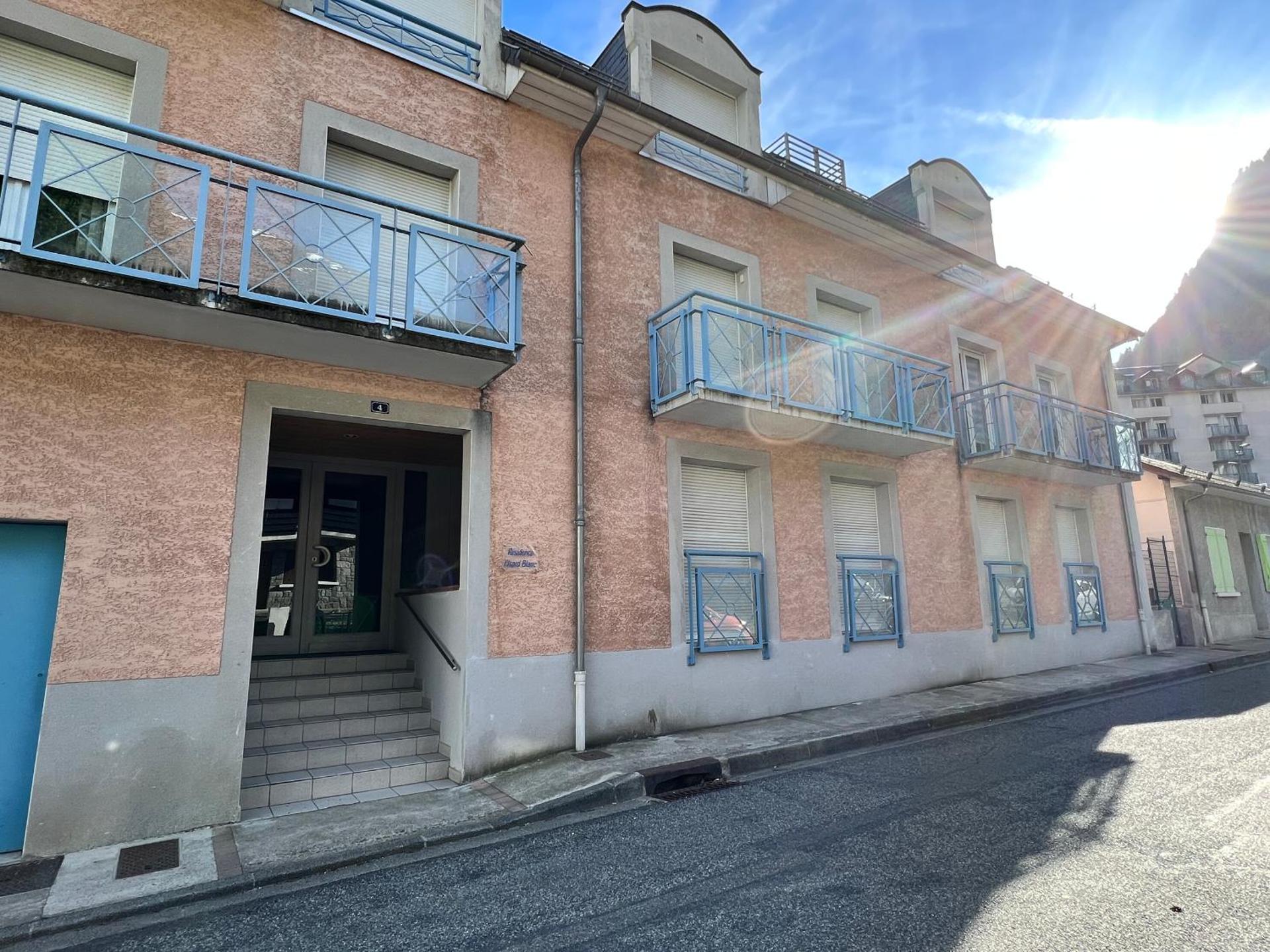 Centre ville, T2 avec terrasse et parking couvert.