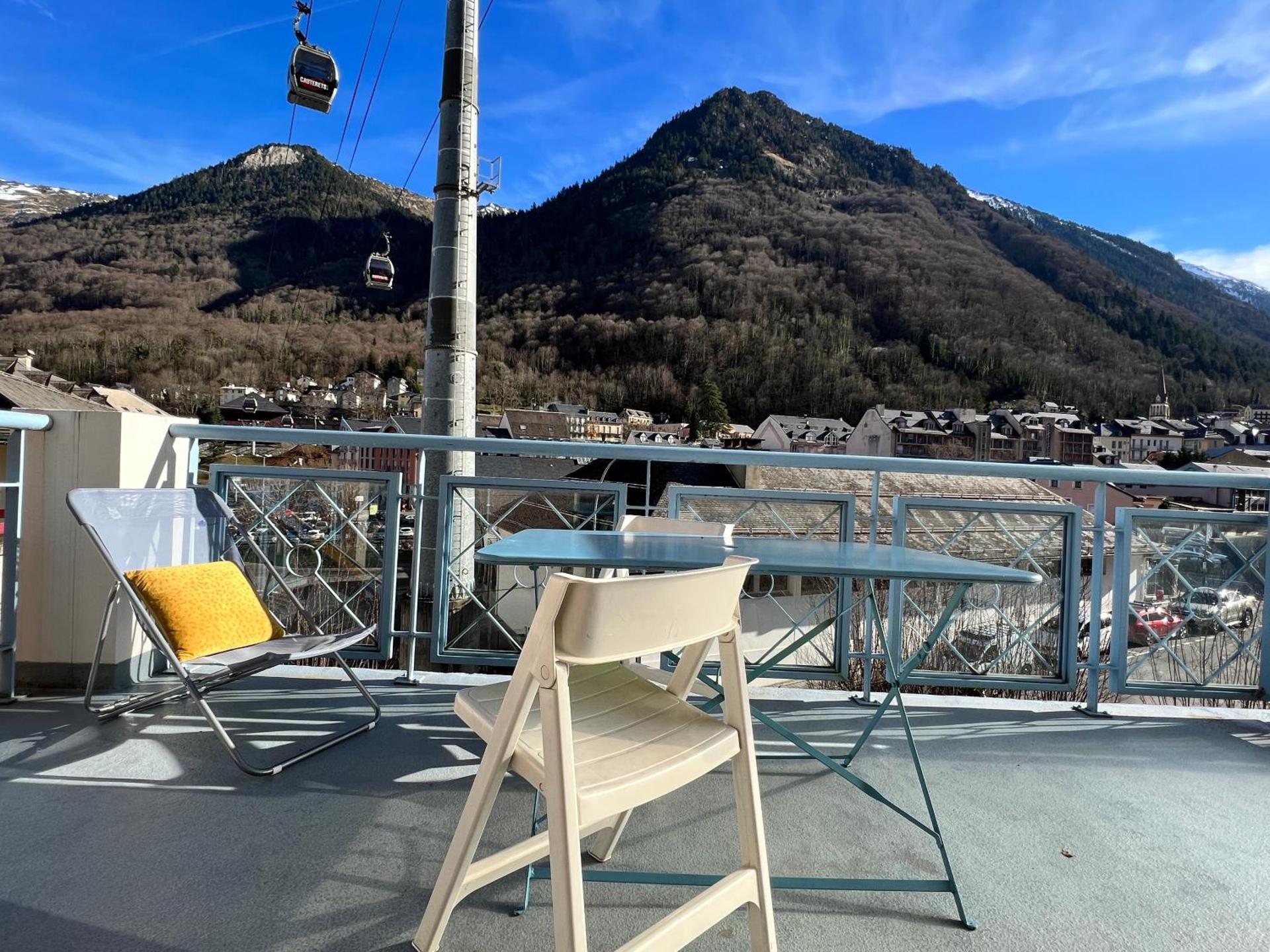 Centre ville, T2 avec terrasse et parking couvert.