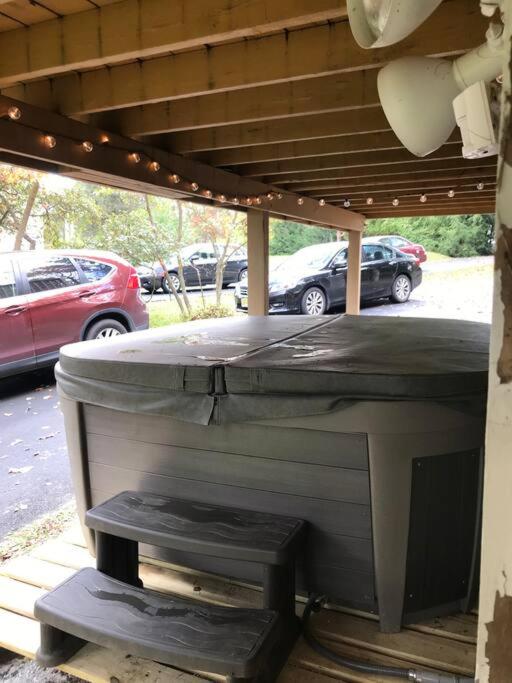 Beautiful Chalet with Hot Tub & Sauna in Poconos