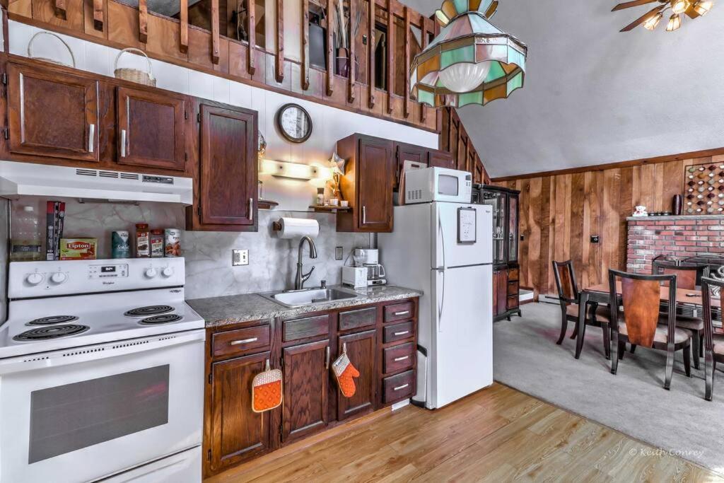 Beautiful Chalet with Hot Tub & Sauna in Poconos