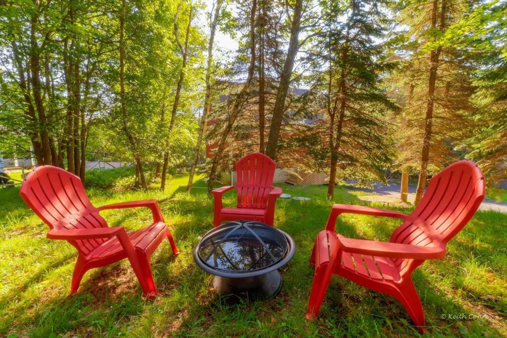 Beautiful Chalet with Hot Tub & Sauna in Poconos