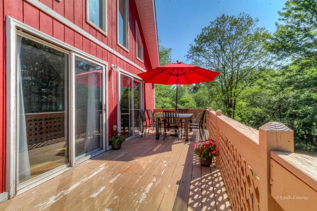 Beautiful Chalet with Hot Tub & Sauna in Poconos