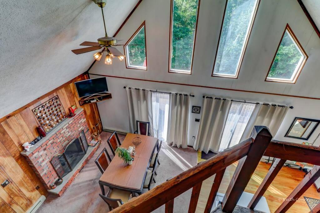 Beautiful Chalet with Hot Tub & Sauna in Poconos