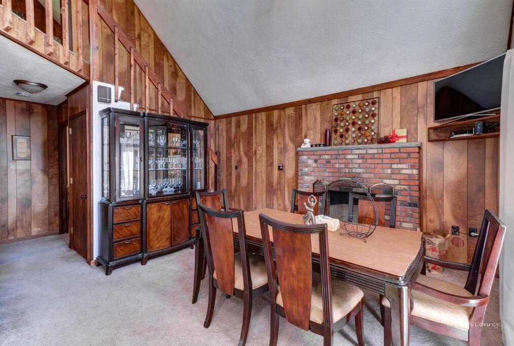 Beautiful Chalet with Hot Tub & Sauna in Poconos