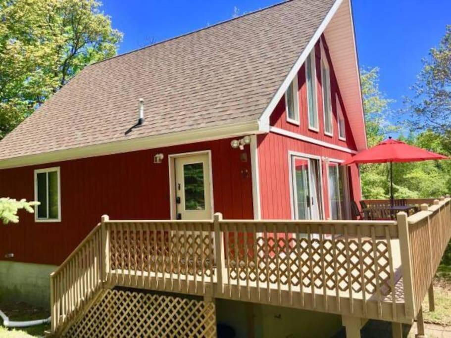 Beautiful Chalet with Hot Tub & Sauna in Poconos