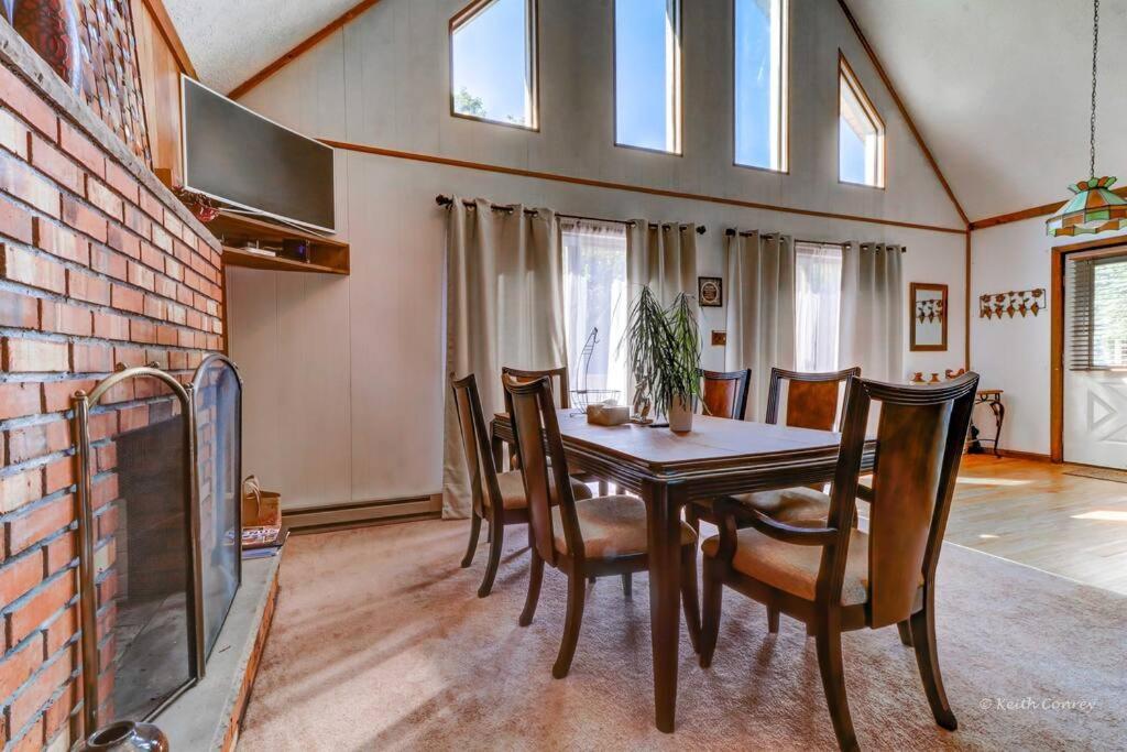 Beautiful Chalet with Hot Tub & Sauna in Poconos