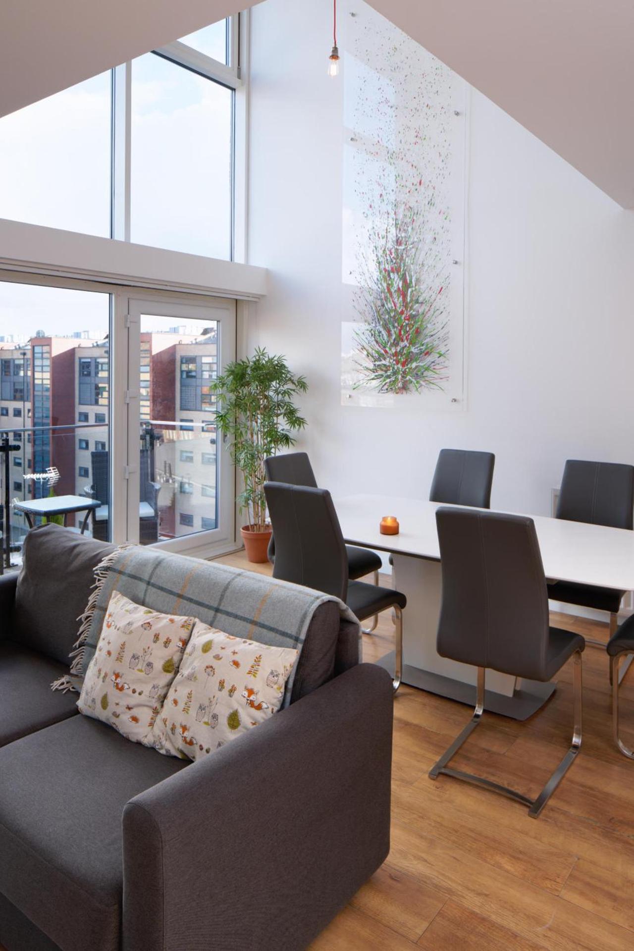 CITY CENTRE APARTMENT with Free Secure Underground Parking