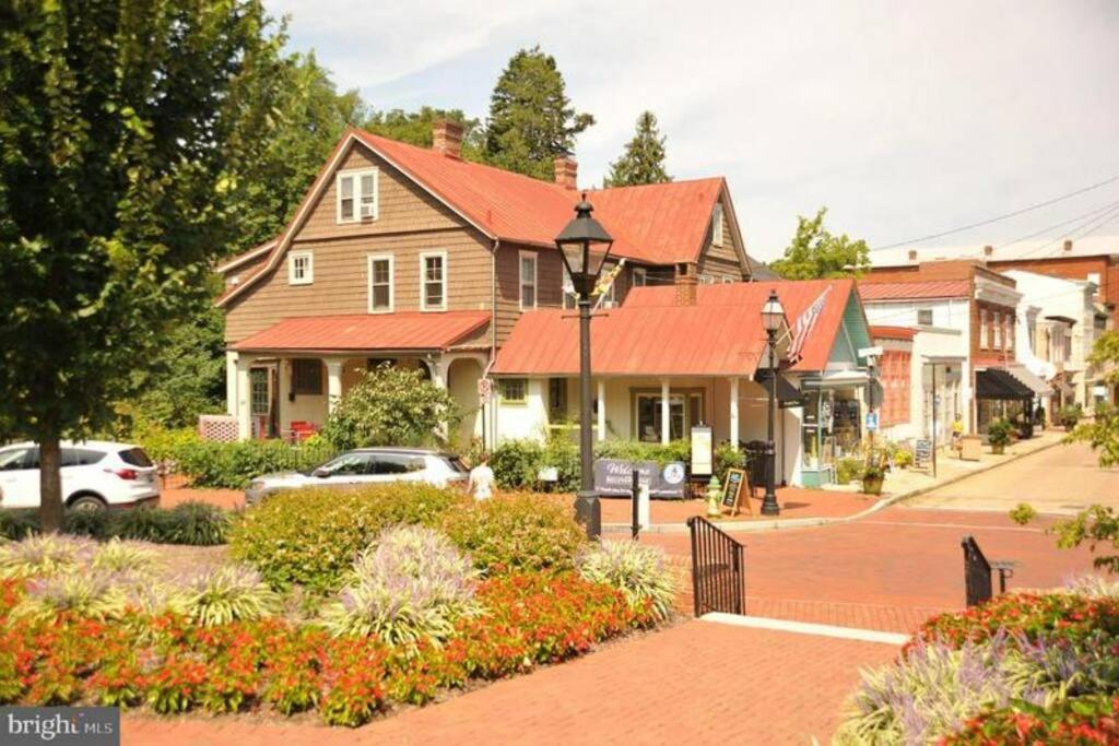 Spectacular Location Two Bedroom State Circle Apartment