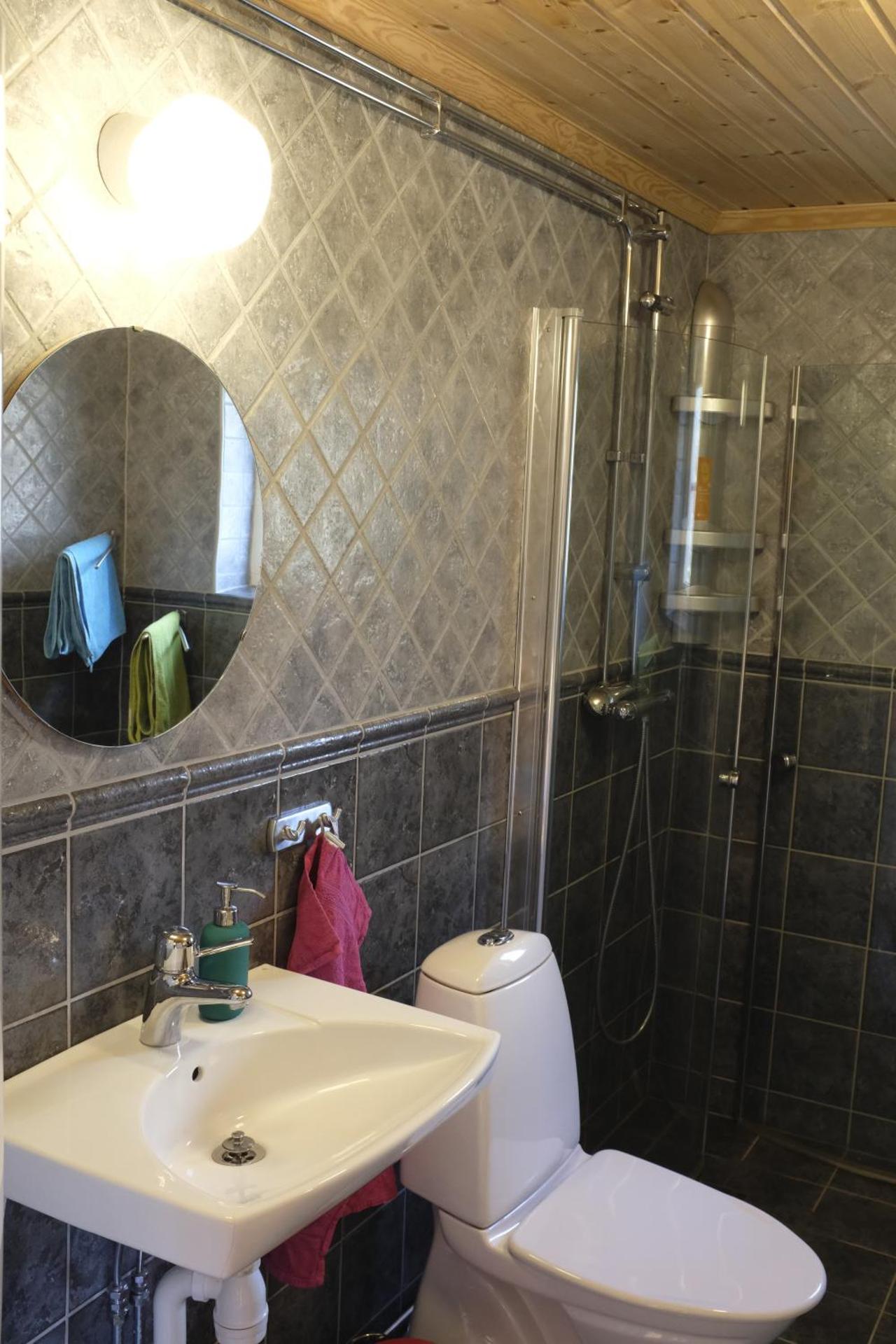 Fjällstuga i avskildhet med elbilsladdare