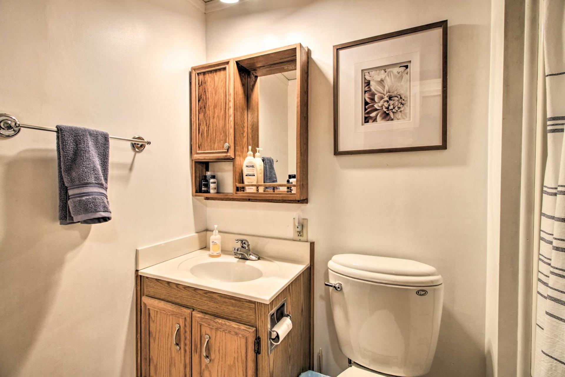 Cozy Crosby Cabin Near Serpent Lake and Main St